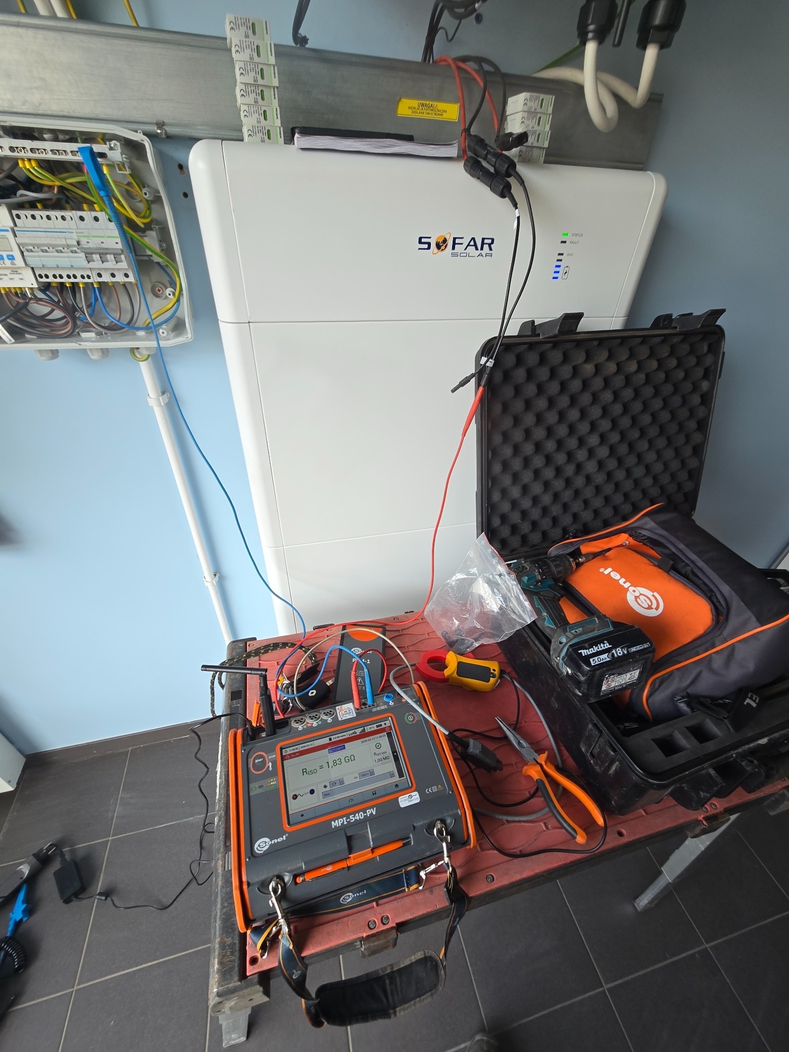 Audyt instalacji fotowoltaicznej – pomiary miernikiem Sonel MPI-540-PV przy falowniku